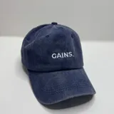 Gorro gris con visera y bordado frontal con la palabra "GAINS.".