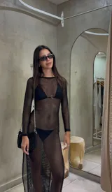 Vestido largo de red color negro, con mangas largas y abertura lateral.