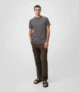 Pantalón cargo de corte recto en color beige, confeccionado en tejido de sarga de algodón. Cuenta con bolsillos laterales y bolsillos cargo con solapa en las piernas, cintura con pasacintos y cierre frontal con botón y cremallera.
