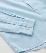 Camisa de manga larga Marfinno con cuello camisero y cierre frontal de botones. Confeccionada en tejido plano de lino y algodón.