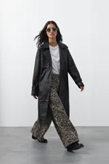 Pantalón de tiro alto con silueta wide leg y estampado animal print. Confeccionado en denim estructurado con un toque de elastano para mayor comodidad.