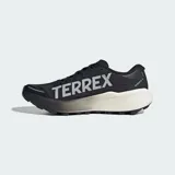 Championes de trail running Adidas Terrex Agravic 4, color negro con detalles en gris. Presentan parte superior de malla con refuerzos de TPU, entresuela con tecnología Lightstrike para amortiguación ultraligera y suela de caucho Continental para mayor tracción.