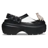 Zuecos Crocs Stomp de plataforma alta, color negro con detalles en blanco, con correa trasera ajustable y dijes Jibbitz inspirados en la serie Wednesday.
