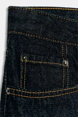 Jeans de tiro bajo y corte recto, confeccionados en denim azul con lavado clásico. Presentan cinco bolsillos, trabillas en la cintura, raya planchada frontal y bajo con vuelta marcada.