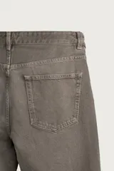Pantalón de jean estilo straight fit, de corte recto y tiro medio, con efecto lavado en color gris oscuro. Cuenta con diseño clásico de cinco bolsillos y cierre frontal con botones.