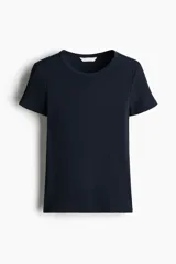 Remera entallada de punto acanalado color azul marino, con mangas cortas, cuello redondo fino ribeteado y bajo recto.