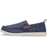 Mocasines Crocs Walu Syn color azul marino con suela blanca y detalles en marrón. Parte superior de lona con costuras visibles y ojales metálicos.