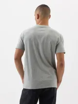 Remera negra de manga corta con logo GAP estampado en el frente.