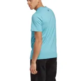 Remera celeste de mangas cortas y cuello redondo, con logo Adidas estampado en blanco en el pecho.