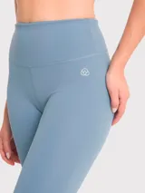 Calza deportiva de largo ankle color celeste. Tela suave que se adapta como una segunda piel, cuenta con una mínima cantidad de costuras (Tecnología Seamless) para evitar distracciones y poder mejorar el performance de tus entrenamientos. Tiro Alto, sin bolsillos y calce regular.