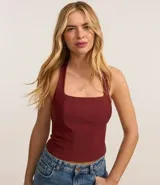 Blusa cropped de bengalina roja, con diseño de frente única, escote cuadrado y corte ajustado.