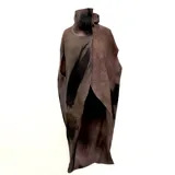 Poncho de lana merino afieltrada color marrón con cuello alto y abertura frontal.