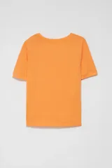 Camiseta de manga corta color naranja, con cuello redondo y puños en las mangas.