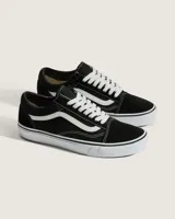 Championes Vans modelo Old Skool de silueta baja, confeccionados en gamuza y lona resistente. Presentan la icónica franja lateral Sidestripe en color blanco, cordones al tono y suela de goma vulcanizada con patrón waffle característico de la marca.