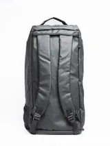 Bolso de viaje color gris oscuro, con múltiples compartimentos exteriores con cierre y elástico. Se puede usar como bolso de mano, mochila o al hombro con tira ajustable. Las tiras tipo mochila son guardables.