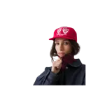 Gorra roja con visera plana y bordados frontales en color blanco con diseños de escudos y textos de la marca Eme Studios.