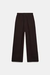 Pantalón de felpa de tiro alto con cintura elástica y corte recto. Cuenta con bolsillos laterales ocultos en la costura y bajo ajustable con cordón elástico y stoppers.