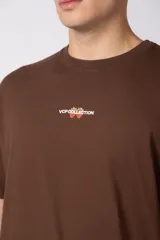 Remera negra de corte regular, manga corta y cuello redondo, con pequeño estampado frontal centrado con el texto 'VCP COLLECTION' y diseño de cerezas.