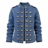 Chaqueta de denim estilo militar con cuello mao, cierre frontal con botones metálicos y detalles de trabillas horizontales. Presenta hombreras decorativas y diseño estructurado.