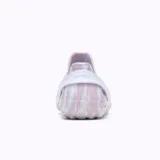 Sandalia tipo zueco acuático Merrell, con diseño ergonómico de espuma EVA inyectada y perforaciones para ventilación. Presenta un estampado marmolado en tonos rosado y blanco, con una tira trasera de ajuste en caucho translúcido.