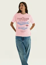 Remera blanca de manga corta y cuello redondo, confeccionada en algodón, con un pequeño estampado floral en el pecho.