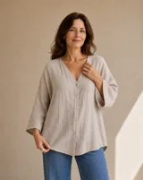 Camisa visón de lino y viscosa, de corte holgado y diseño fluido, con escote en V y cierre frontal de botones.