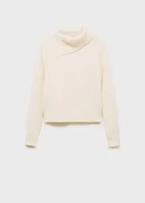 Jersey de punto color crema con cuello alto envolvente y diseño de corte recto. Presenta mangas largas y un acabado suave al tacto.