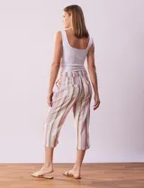 Pantalón capri de lino estampado con rayas verticales en tonos rosa, gris y amarillo. Tiene pretina ancha elastizada, bolsillos inclinados en la parte delantera y cordón ajustable en la cintura.