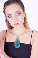 Collar rígido dorado con dije de ágata verde en forma de lágrima con engarce de bronce.