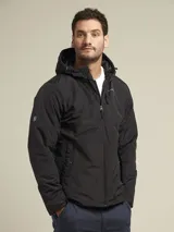 Campera negra con capucha, cierre frontal y bolsillos laterales con botón a presión.