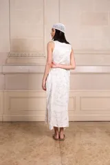 Vestido largo de seda color amarillo con estampado batik en tonos verde oliva y blanco. Escote en V con ribete de punto fino en cuello y mangas. Talle único.