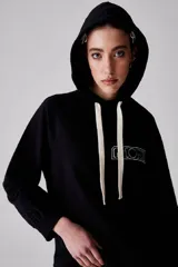 Buzo negro con capucha, confeccionado en algodón Pima, de fit recto y sisa raglán. Presenta un bordado con la palabra "Amore" en el pecho.