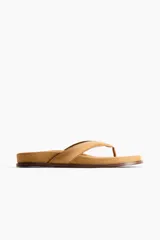 Chancletas de H&M de color marrón tostado, con tiras finas en forma de Y y plantilla preformada ergonómica.