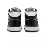 Championes Nike Air Jordan 1 Mid con diseño de caña media, combinando paneles de cuero blanco y negro. Presenta el icónico logo Swoosh en los laterales y el emblema Air Jordan Wings en el cuello.