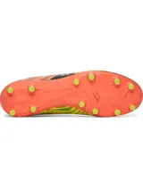 Championes de futbol Under Armour U Shadow Club 4 FG con diseño estampado en tonos naranja, negro y amarillo. Presentan parte superior sintética suave, cordones centrales y suela con tacos cónicos para césped natural.