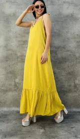 Vestido largo amarillo mostaza con breteles finos y falda con volados.