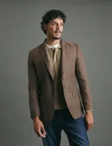 Saco sport de gamuza ecológica, con cierre de dos botones frontales, solapas clásicas y bolsillos laterales con solapa.