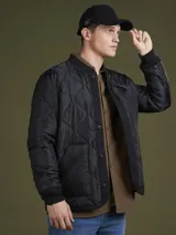 Campera negra acolchada con cuello redondo y cierre de botones a presión.