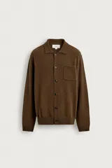 Sobrecamisa regular fit marrón de punto tejido en mezcla de lana y alpaca, con cuello solapa, manga larga, bolsillo plastrón en el pecho, cierre frontal de botones y acabados en rib.