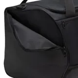 Bolso de deporte Nike Academy Team negro con logo blanco. Cuenta con compartimento principal con cierre, compartimentos internos, correa ajustable para el hombro y doble asa de mano. Fabricado en poliéster resistente a la abrasión.