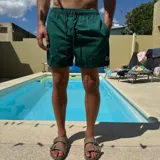 Short de baño verde esmeralda con cintura elástica y cordón ajustable.