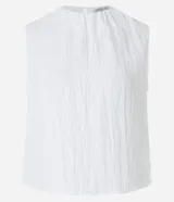 Blusa sin mangas color azul marino, con cuello redondo y textura plisada o arrugada en todo el cuerpo.