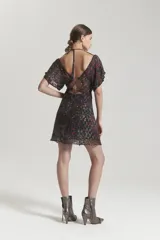 Vestido corto negro con estampado multicolor, escote halter y mangas cortas.