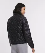 Campera Marfinno de cuello alto con cierre frontal, bolsillos laterales y diseño capitoneado con efecto acolchado.