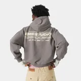 Buzo hoodie color marrón con estampado de texto en el frente y corte oversize.