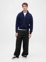 Buzo de algodón con cuello alto y cierre frontal parcial, de manga larga con puños y ruedo acanalados.