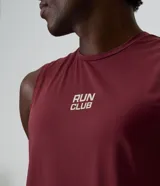 Musculosa deportiva Get Over de poliamida con tecnología dry, color gris oscuro, con cuello redondo, diseño sin mangas y estampa frontal con el texto "RUN CLUB".