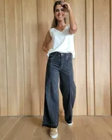 Pantalón de jean estilo wide leg con costuras verticales frontales, tiro alto y bolsillos laterales.