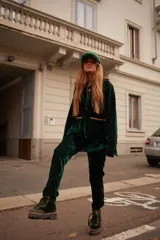 Pantalón de terciopelo verde oscuro, de corte recto y tiro medio.