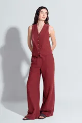 Pantalón de pierna ancha y caída suave en color bordó, con bordes deshilachados y diseño fluido.